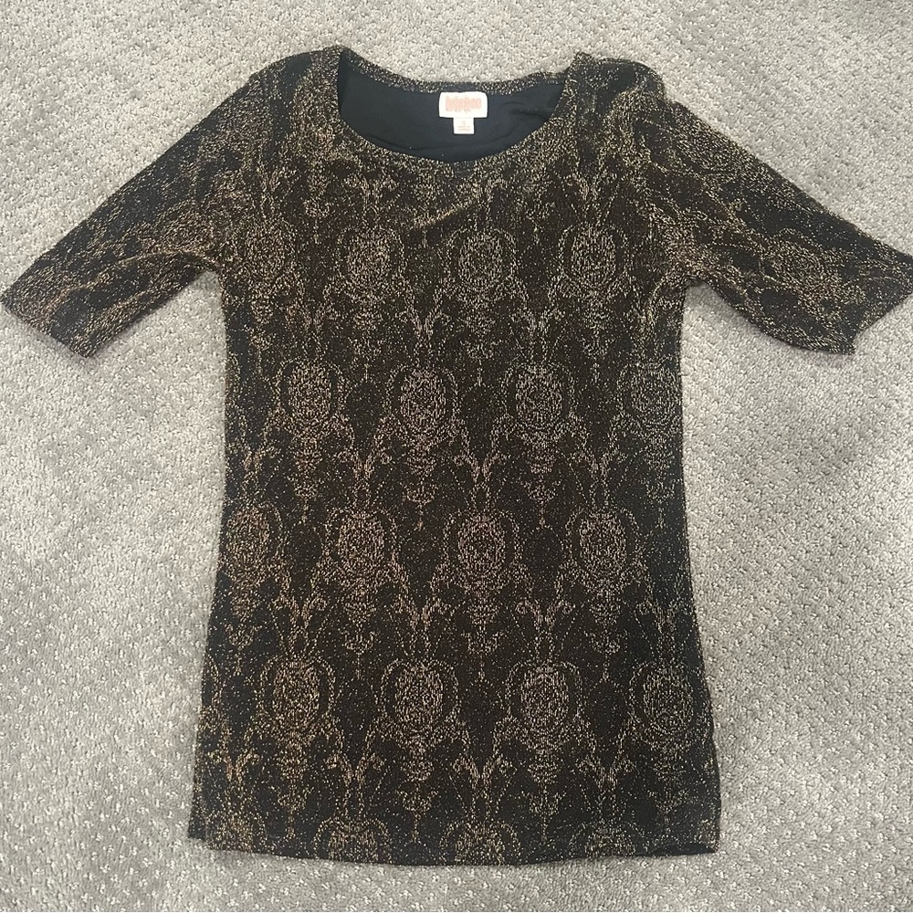 Lularoe Gigi Black and Gold Patterned Top Small Fitted